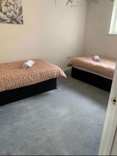 a room with two beds in a room at Southampton Central Pad in Southampton