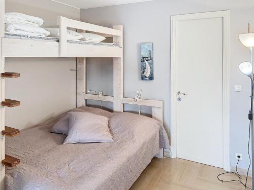 une chambre avec deux lits superposés et une lampe dans l'établissement A 2 pas des plages piscine 183L STENJ, à Cannes