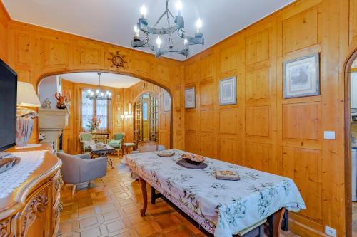 une salle à manger avec des boiseries et une table dans l'établissement Maison dans le centre historique, à Terrasson