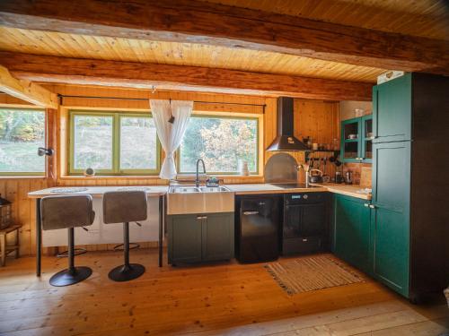 Kuchyň nebo kuchyňský kout v ubytování ENJOY COZY NEST View Hills Garden Forest Sauna Hottub