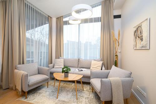 Χώρος καθιστικού στο 2BD NEW Apt w-Balcony I Parking inc I next to the River and Forest I by Cohost