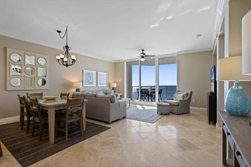 un soggiorno con un tavolo e una sala da pranzo di Indigo East Unit 1005E a Pensacola
