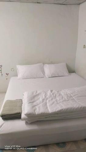 Postel nebo postele na pokoji v ubytování juloung house