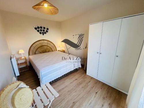 une chambre avec un lit et une commode dans l'établissement Villa Georgette - Proche des plages, à La Tremblade