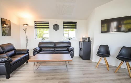 sala de estar con muebles de cuero y mesa en Three-Bedroom Holiday Home In Spottrup, en Spottrup
