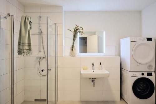 Koupelna v ubytování Apartment A13 "Balkon, 2 Schlafzimmer & 2 Bäder inklusive Nutzung der Wellness- und Aktivbereiche" im "Pine Hill Resort"