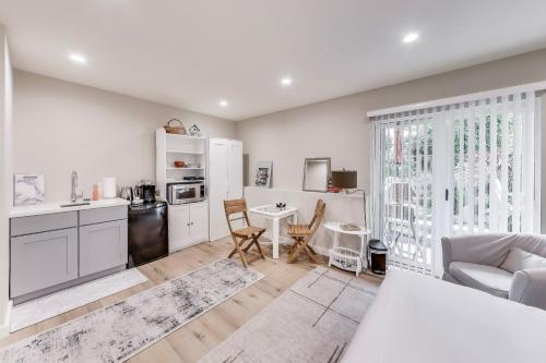 een keuken met witte kasten en een tafel en stoelen bij Cozy Marina Studio w Murphy Bed & Garden Oasis in San Francisco