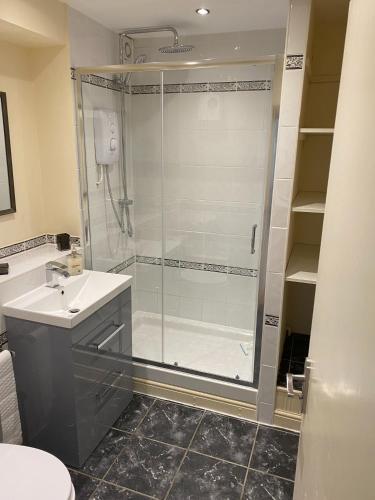 Bilik mandi di River Courtyard Apartment In The Heart Of