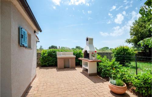 ceglane patio z grillem w ogrodzie w obiekcie 2 Bedroom Stunning Home In Sisan w mieście Šišan