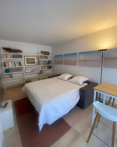 une chambre avec un lit, une table et un bureau dans l'établissement Lovely studio apartment, à Nice