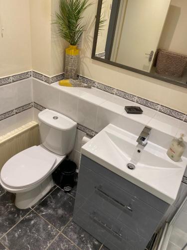 Bilik mandi di River Courtyard Apartment In The Heart Of