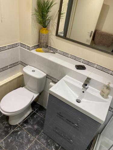 Bilik mandi di River Courtyard Apartment In The Heart Of