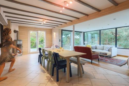 un salon avec une table, des chaises et un canapé dans l'établissement Entre Terre Et Mer, à Locquirec