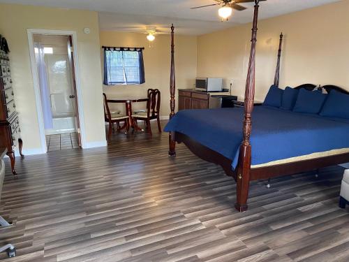 Katil atau katil-katil dalam bilik di Budget Inn of Sebring