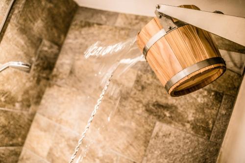 łazienka z prysznicem z wiadrem na ścianie w obiekcie Hotel Oberraindlhof w mieście Schnals