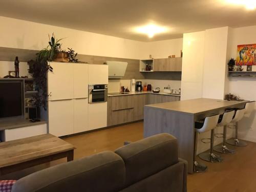 - une cuisine avec un canapé et une table dans une chambre dans l'établissement T3 neuf plein sud Arcachon première ligne, à La Teste-de-Buch