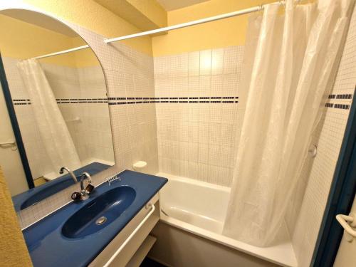 une salle de bain avec un lavabo bleu et une douche dans l'établissement Studio central pour 3 pers., proche pistes - FR-1-265-359, à Modane