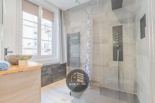 une salle de bain avec douche et lavabo dans l'établissement Style indus & Billard - Coeur de Grenoble, à Grenoble