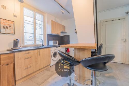 - une cuisine avec un comptoir et un lave-linge dans l'établissement Style indus & Billard - Coeur de Grenoble, à Grenoble