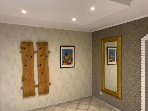 a room with three pieces of wood on the wall at Ferienwohnung Hammesdammer-Land in Lastrup