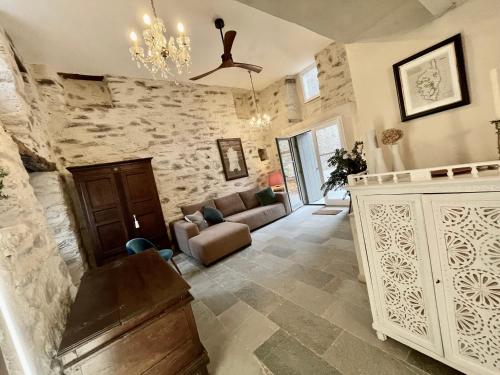 - un salon avec un canapé et un plafond dans l'établissement Maison de charme entre mer, plages et montagne, à San-Giuliano