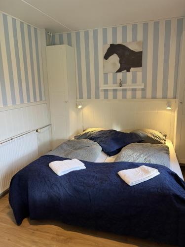 a bedroom with two beds with towels on them at Hotel Kommandørgården in Rømø Kirkeby