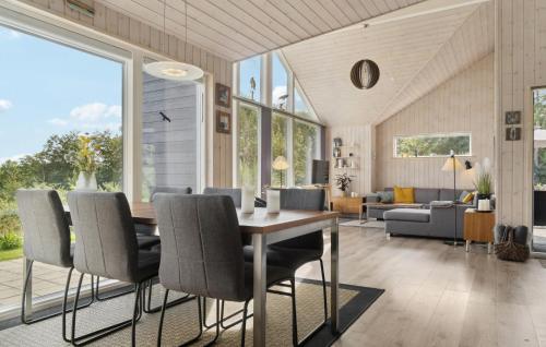 Khu vực ghế ngồi tại Holiday Home Ebeltoft With Hot Tub Viii
