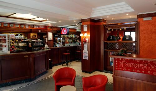 un bar con sedie rosse in un ristorante di Hotel Food & Drink ad Altomonte