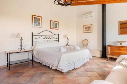 ein Schlafzimmer mit einem großen Bett und einer Couch in der Unterkunft Villa Ca'n Tabou in Selva