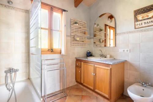 ein Badezimmer mit Badewanne, Waschbecken und Dusche in der Unterkunft Villa Ca'n Tabou in Selva