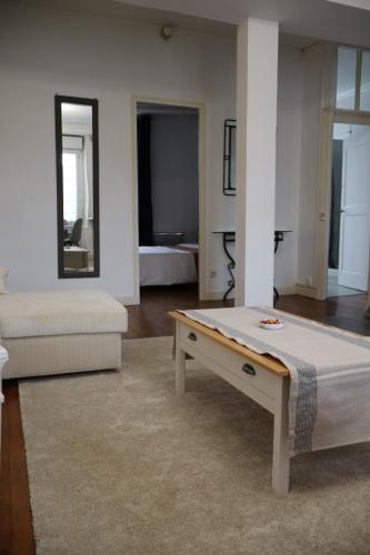 - un salon avec un lit et une table basse dans l'établissement Grand T2 - Rue de la République, à Orléans