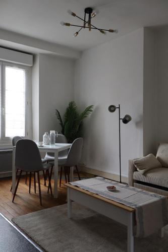 un salon avec une table et un canapé dans l'établissement Grand T2 - Rue de la République, à Orléans