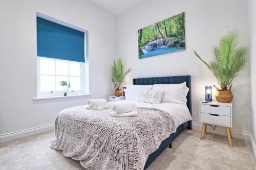 a bedroom with a bed with two towels on it at Chelmsford City Central Ground Floor Apartment Next To Town Centre in Chelmsford