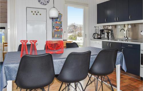 Kuchyň nebo kuchyňský kout v ubytování Lovely Home In Hadsund With Kitchen