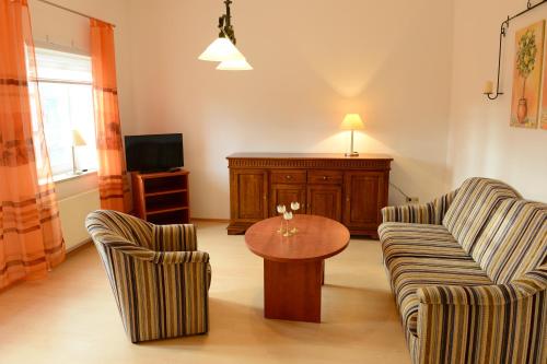ein Wohnzimmer mit 2 Stühlen und einem Couchtisch in der Unterkunft Beim Brotmuseum in Ebergötzen