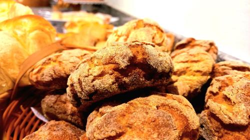 una pila di muffin in un cestino su un tavolo di Pousada Refúgio Serrano a Serra Negra