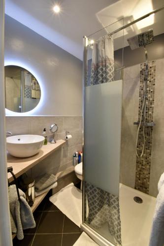 une salle de bain avec un lavabo et une douche dans l'établissement Gite Saint Wulmer Vieille ville, à Boulogne-sur-Mer