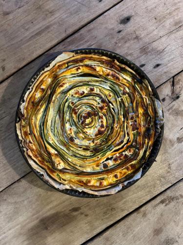 a pie sitting on top of a wooden table at Chambres d'Hôtes Manoir Du Chêne in Nonant