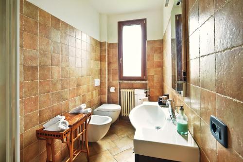 bagno con lavandino bianco e servizi igienici di Giardino Ferrari a Verona