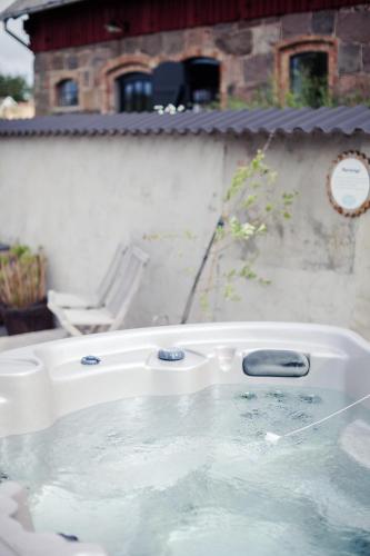 a jacuzzi tub in a yard with at Lyckås Gårds Gästboende in Höganäs