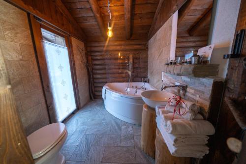Kúpeľňa v ubytovaní Eirl DOLOMITES Retreat Sappada