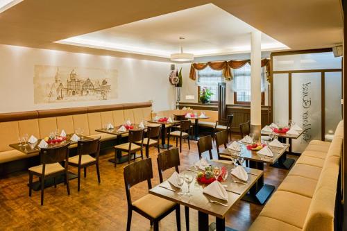 un restaurante con mesas y sillas en una habitación en Goldkind Feine Wohn- & Schlafstuben en Heppenheim an der Bergstrasse