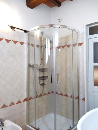 a shower with a glass door in a bathroom at Casa Gioia in Laterina