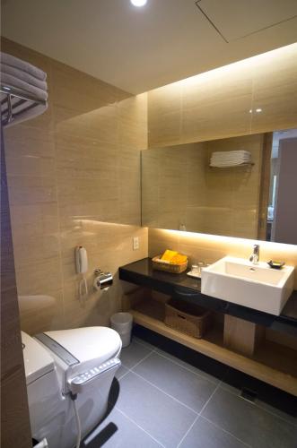 Koupelna v ubytování Naruwan Galaxy Hotel