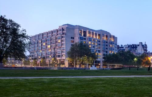 un gran edificio con luces encendidas en un parque en InterContinental London Park Lane by IHG, en Londres