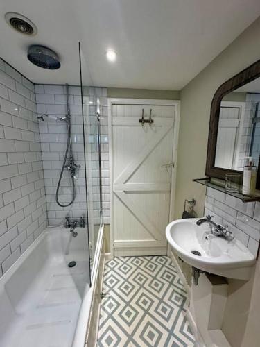 Bilik mandi di Rustic retreat in the Somerset countryside