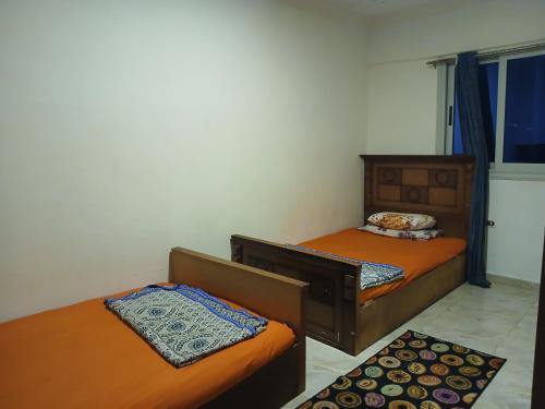 a bedroom with two beds and a couch and a window at Flores casas de playa in Alexandria