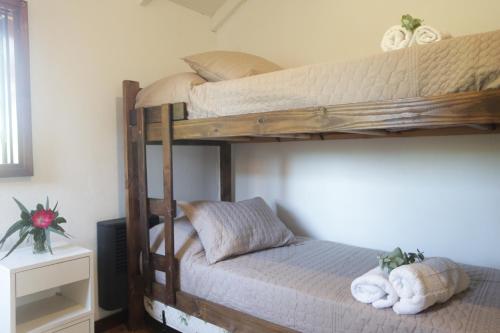 1 dormitorio con 2 literas y toallas en Casa Oceana, en Chapadmalal