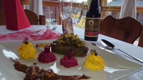 Makanan di atau berdekatan hotel