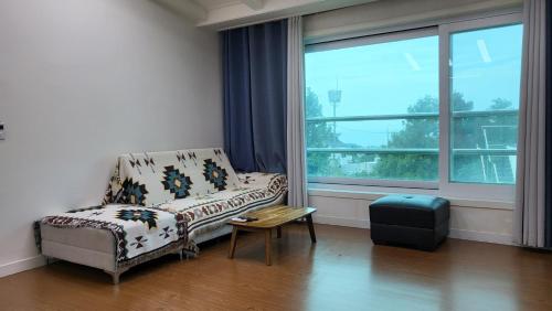 Area soggiorno di Aewol Gwangryeong House